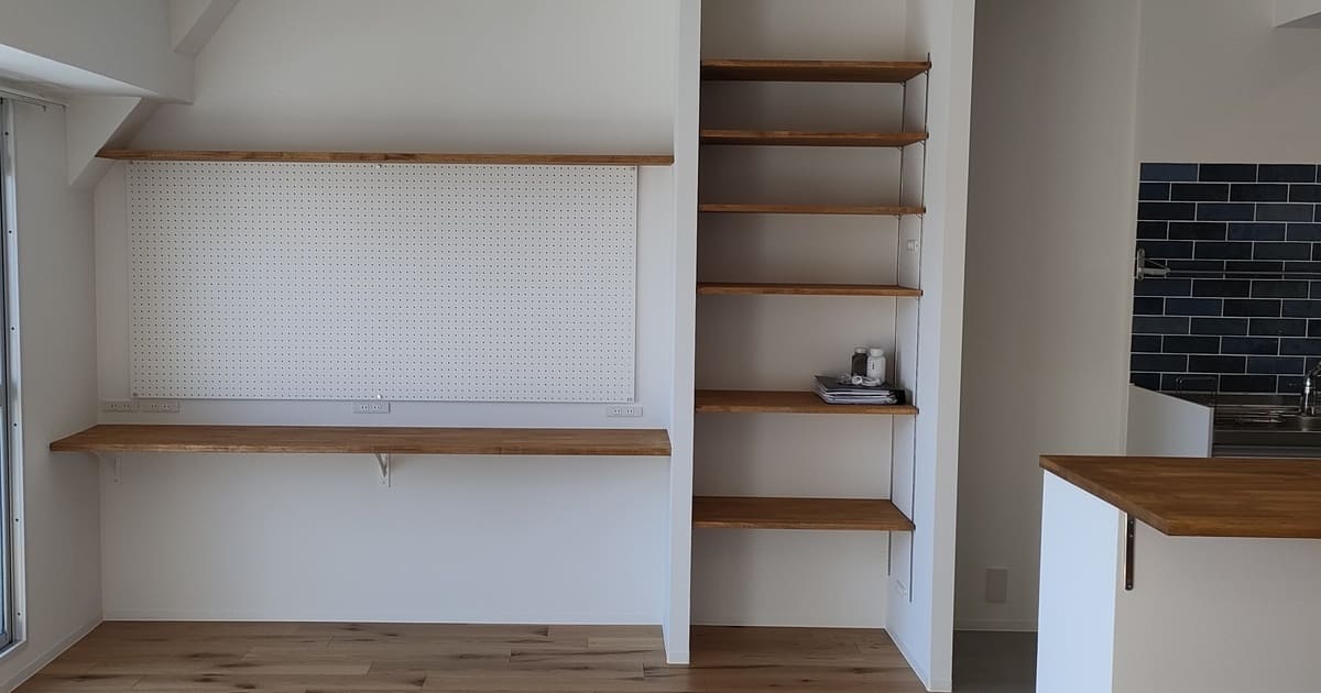 ワークスペースと棚、キッチンが一体になったリノベ後の明るい室内